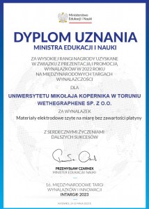 Uczestnicy Targów INTARG Katowice 2023 oraz dyplom, nagroda i voucher dla Piotra Kamedulskiego. Kliknij, aby powiększyć zdjęcie.